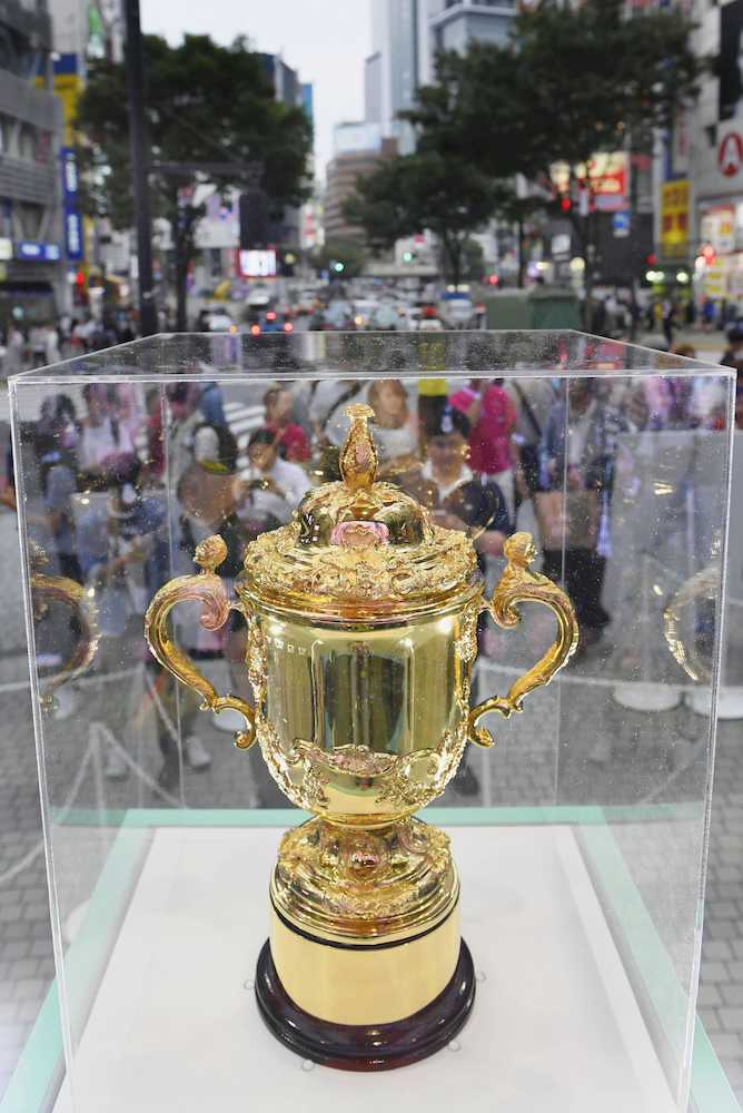 ラグビーＷ杯日本大会開幕まであと２年となり、東京・渋谷で一般公開された優勝杯の「ウェブ・エリス・カップ」