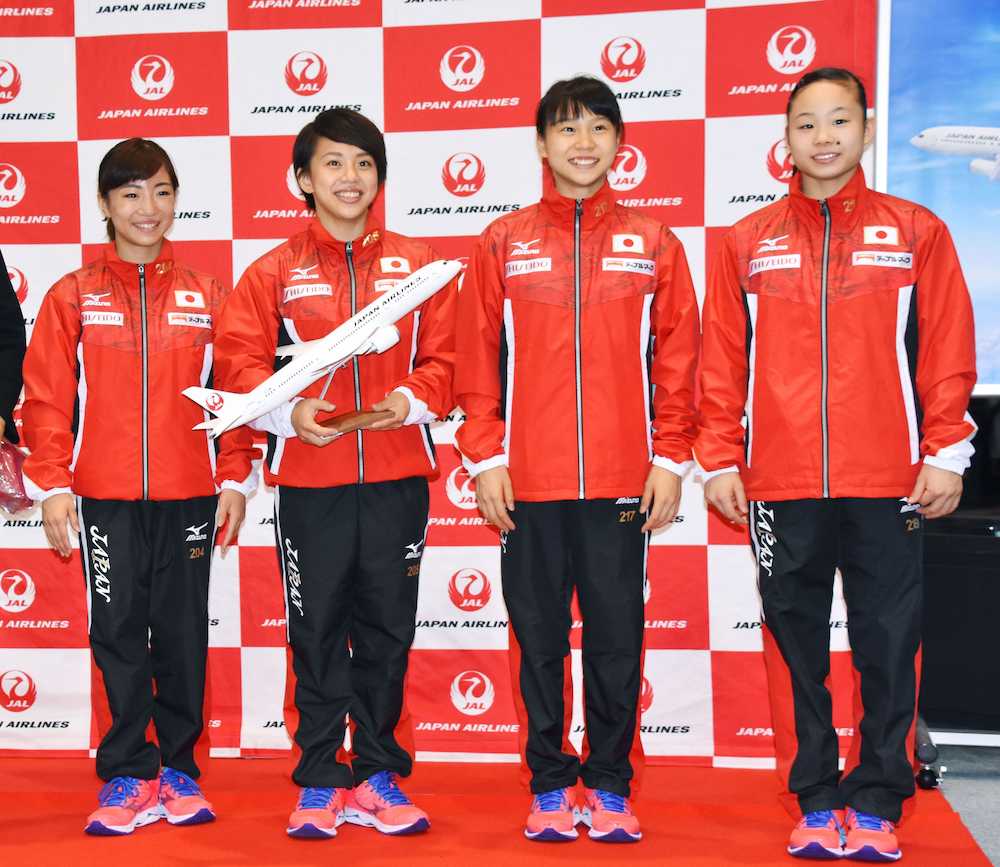 体操の世界選手権への出発セレモニーに臨んだ女子日本代表の（左から）寺本明日香、村上茉愛、杉原愛子、宮川紗江