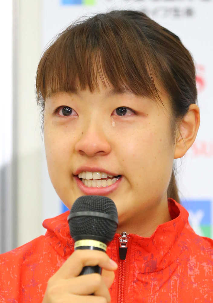 ジャパン・オープン女子シングルス準決勝を棄権し、涙を流し会見する奥原