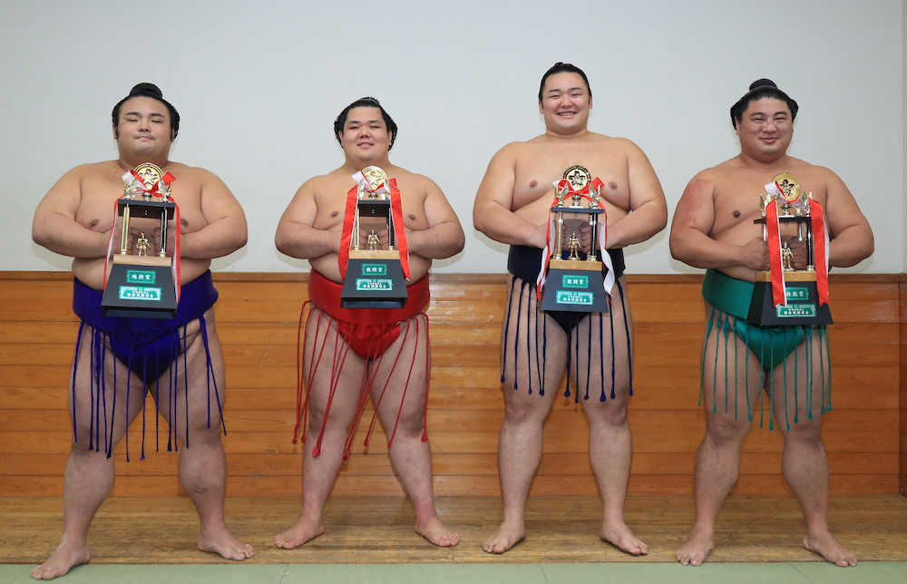 三賞を獲得した（左から）殊勲賞の貴景勝、敢闘賞の阿武咲と朝乃山、技能賞の嘉風