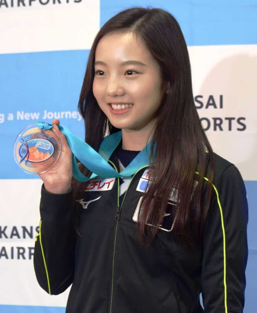 シニアデビュー戦の優勝メダルを披露するフィギュアスケート女子の本田真凜