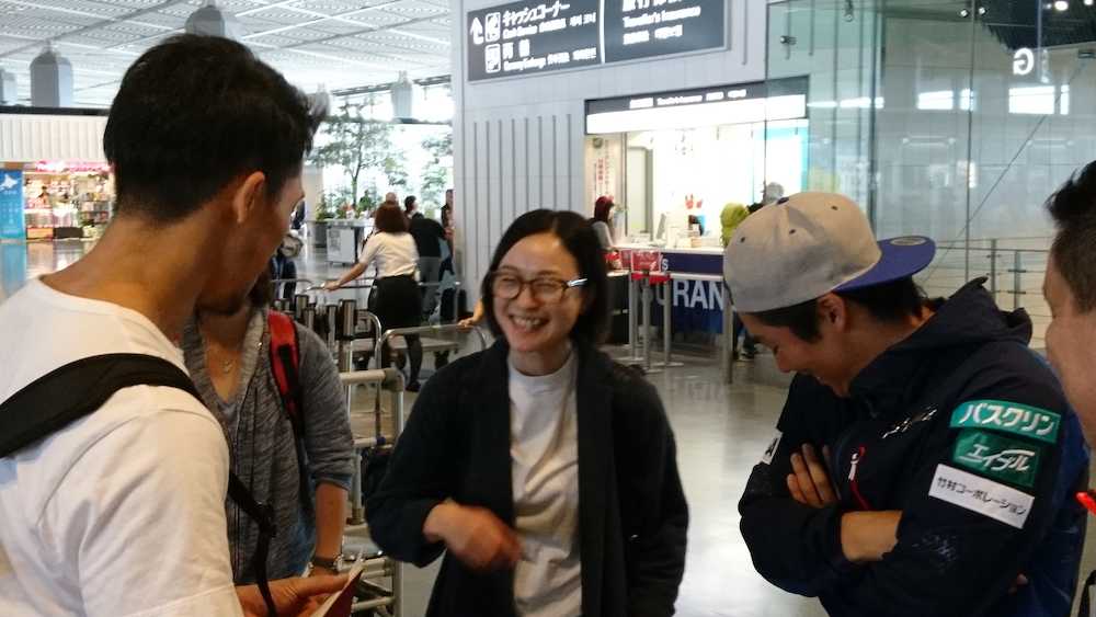 空港で選手と談笑する上村愛子さん