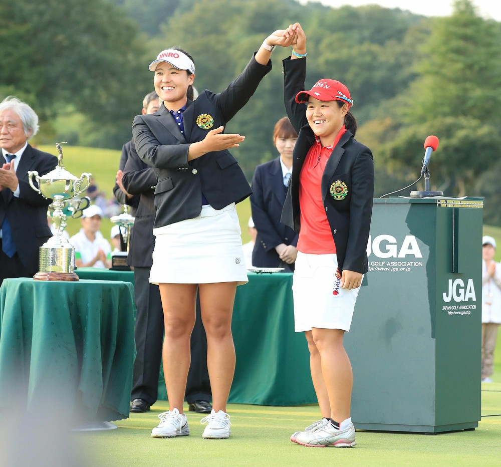 昨年日本女子オープンの表彰式では、前年優勝の田仁智（左）からチャンピオンブレザーを受け取った畑岡