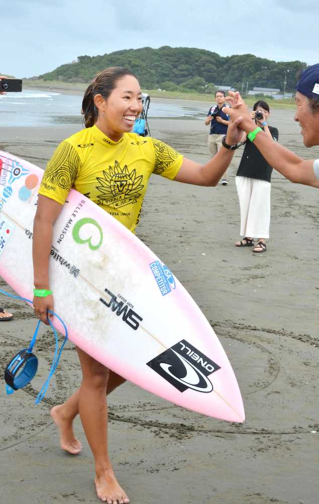 サーフィン世界ジュニア女子１８歳以下の部で準々決勝に進んだ川合