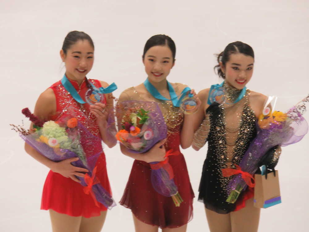 ＵＳインターナショナルで２位となった長洲未来（左）。中央は優勝した本田真凜、右は３位のカレン・チェン　　　　　　　　　　　　　　　　　　　　