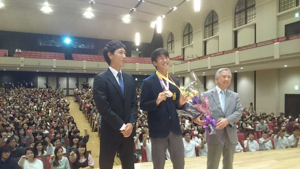 陸上世界選手権とユニバーシアードのメダル報告会を関学大で行った多田。女子学生を中心に約８００人が集まった