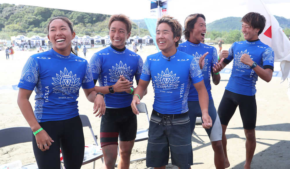 アロハカップを優勝し笑顔を見せる（左から）川合美乃里、安室丈、西優司、上山キアヌ久里朱、三輪紘也