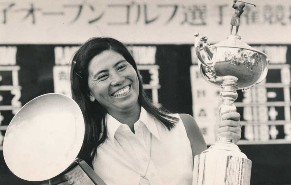 １９７７年日本女子オープンで２年連続４度目の優勝に笑顔を見せる樋口久子