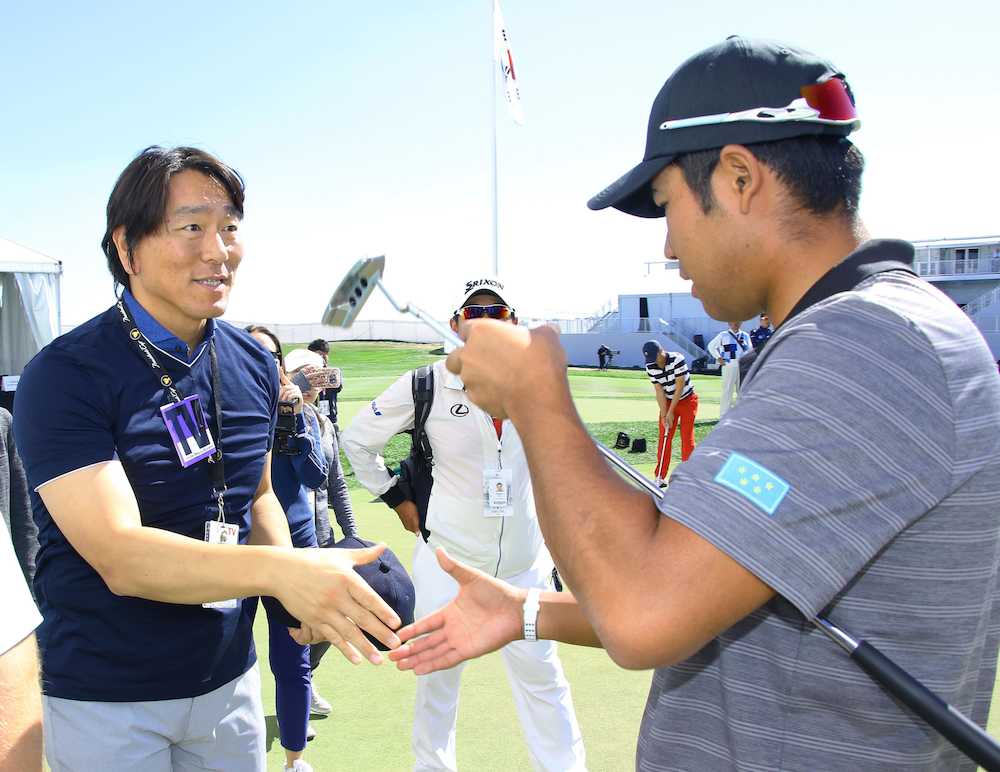 プレジデンツ杯のコースを訪れ、松山（右）と握手する松井氏