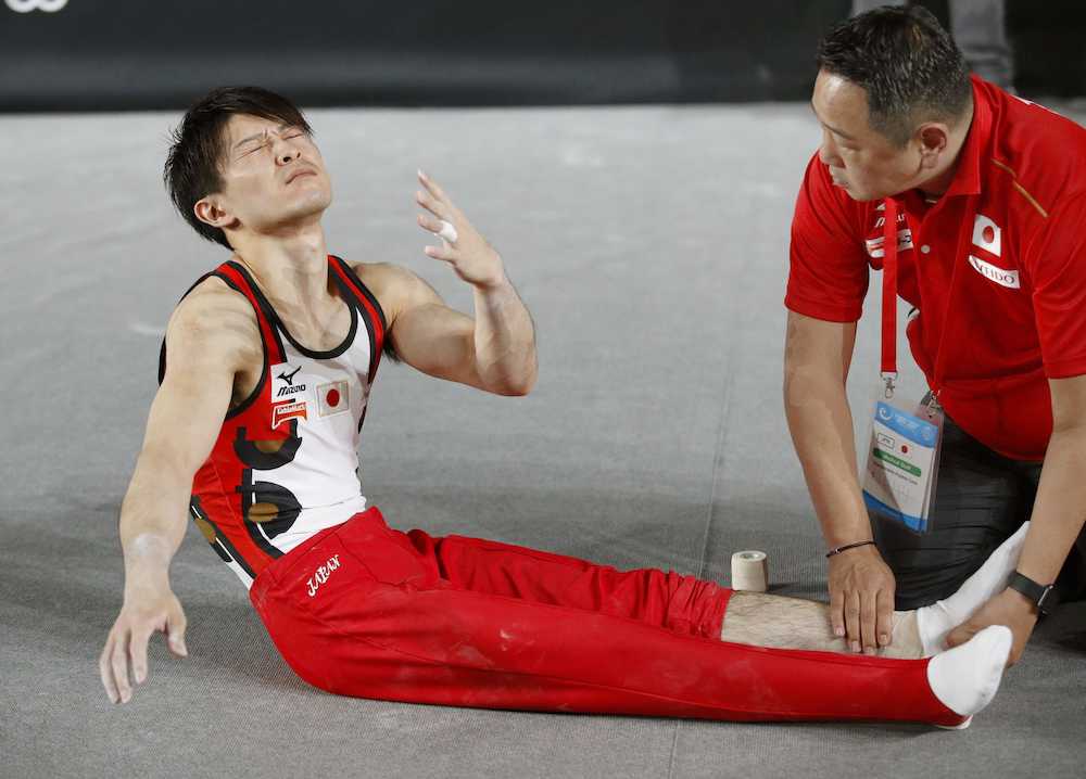 体操の世界選手権男子予選で、跳馬の演技で左足首を負傷した内村航平
