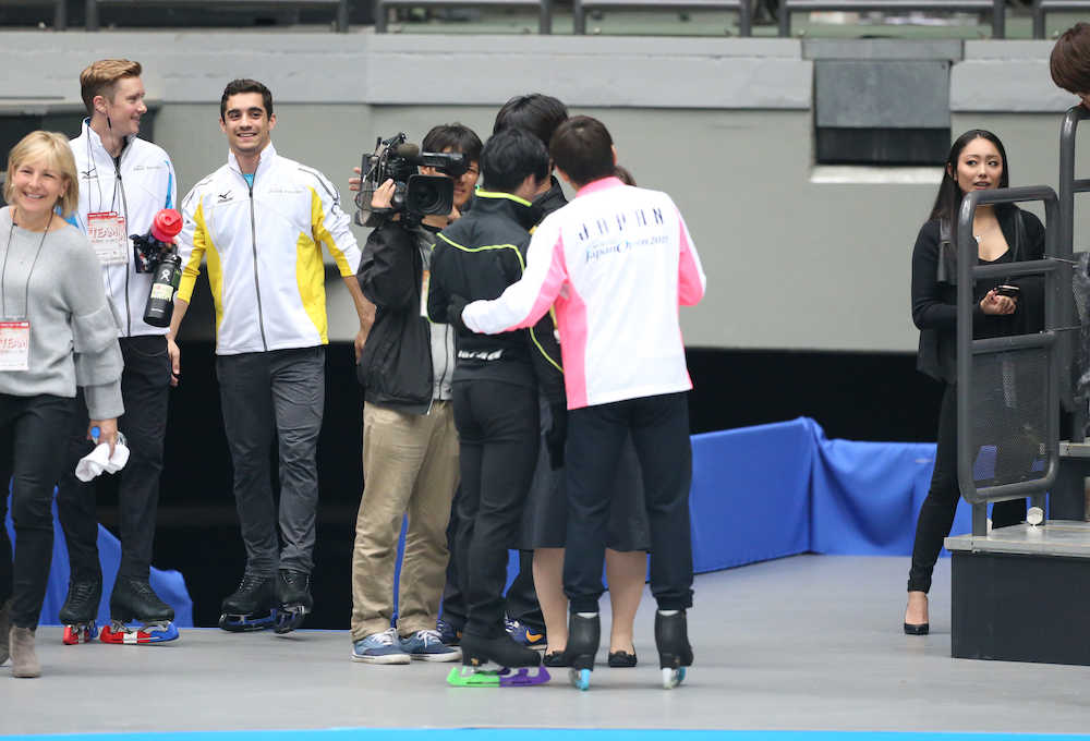 ジャパンオープン公式練習、笑顔でリンクに向かうハビエル・フェルナンデス（左から３人目）と安藤美姫さん（撮影・小海途　良幹）