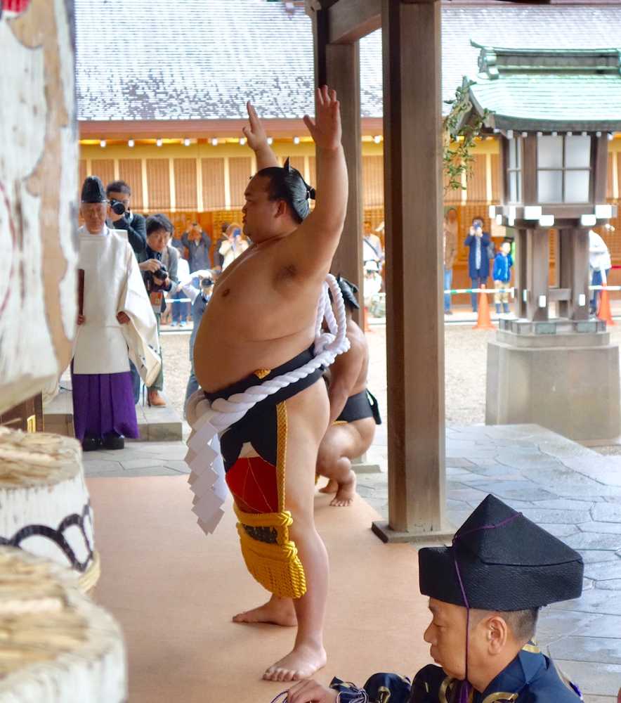 武蔵一宮氷川神社で土俵入りを披露した稀勢の里