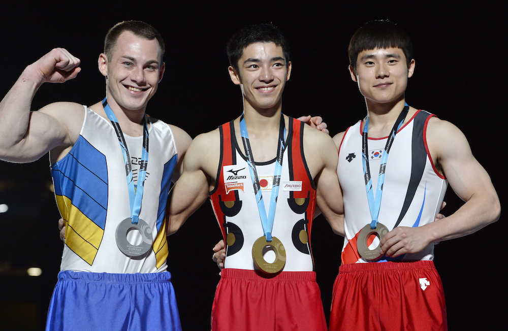 体操世界選手権種目別跳馬の表彰式で金メダルに笑顔の白井（ＡＰ）