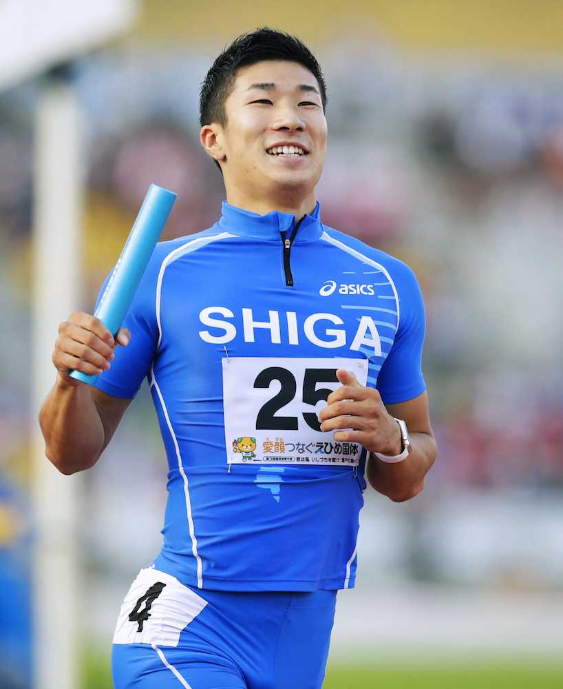 成年少年男子共通４００メートルリレー予選で滋賀のアンカーを務め、歓声に笑顔を見せる桐生祥秀