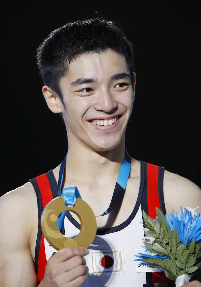 体操の世界選手権男子種目別床運動で優勝し、金メダルを手に笑顔を見せる白井健三