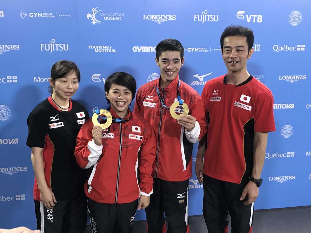 世界選手権で金メダルを獲得し、笑顔で写真におさまる（右から）日体大の畠田男子監督、白井、村上、日体大の瀬尾女子監督
