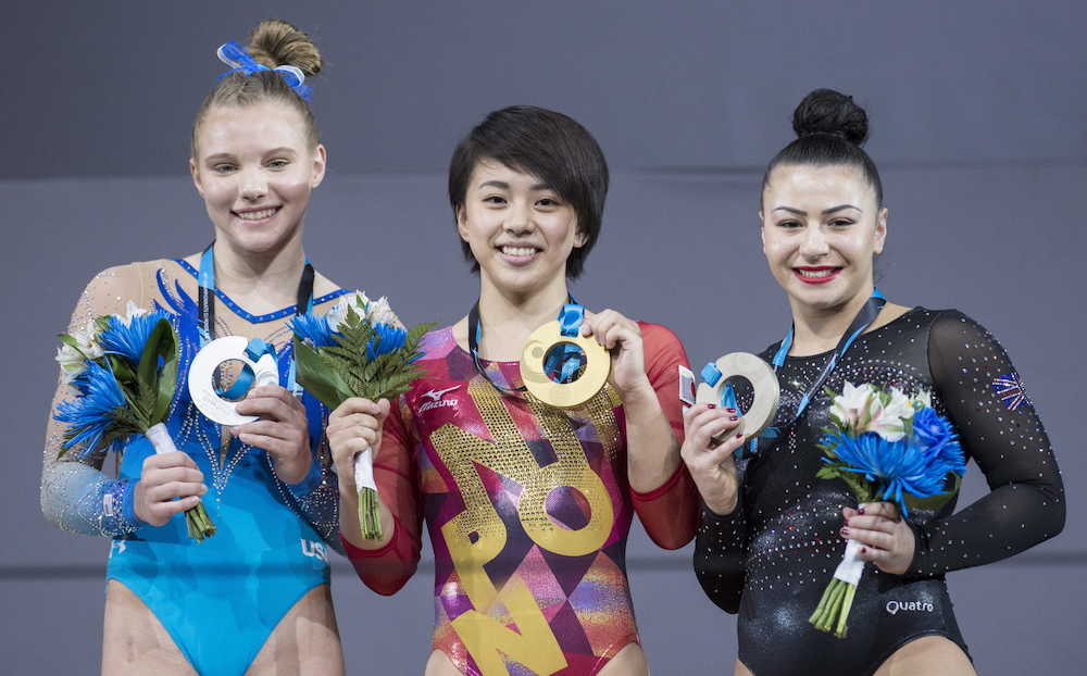 体操の世界選手権種目別女子床運動で金メダルを獲得した村上茉愛（中央）
