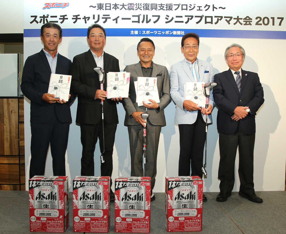 スポニチ・チャリティーゴルフ・シニア・プロアマ２０１７　優勝し壇上で笑顔の（左から）鈴木、吉村氏、ハル常住氏、木下さん、河野スポニチ代表取締役社長