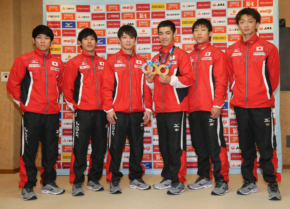 世界体操選手団から帰国し、フォトセッションに臨む（左から）谷川、安里、内村、白井、宮地、亀山
