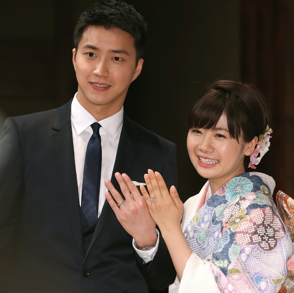 結婚会見で笑顔で指輪を披露する福原愛（右）と夫・江宏傑