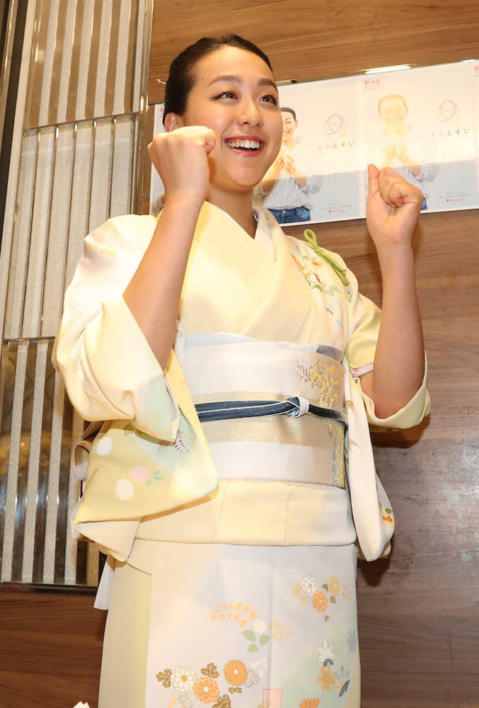 横浜高島屋の「浅田真央展」に和服姿でサプライズ登場した浅田真央さんは地下１階の食品売り場ではたすきがけして「まおむすび」をプレゼント