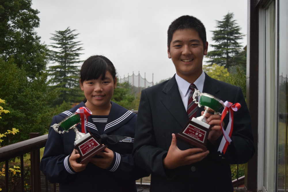 東北中学生ゴルフで優勝した原田（右）と芳賀