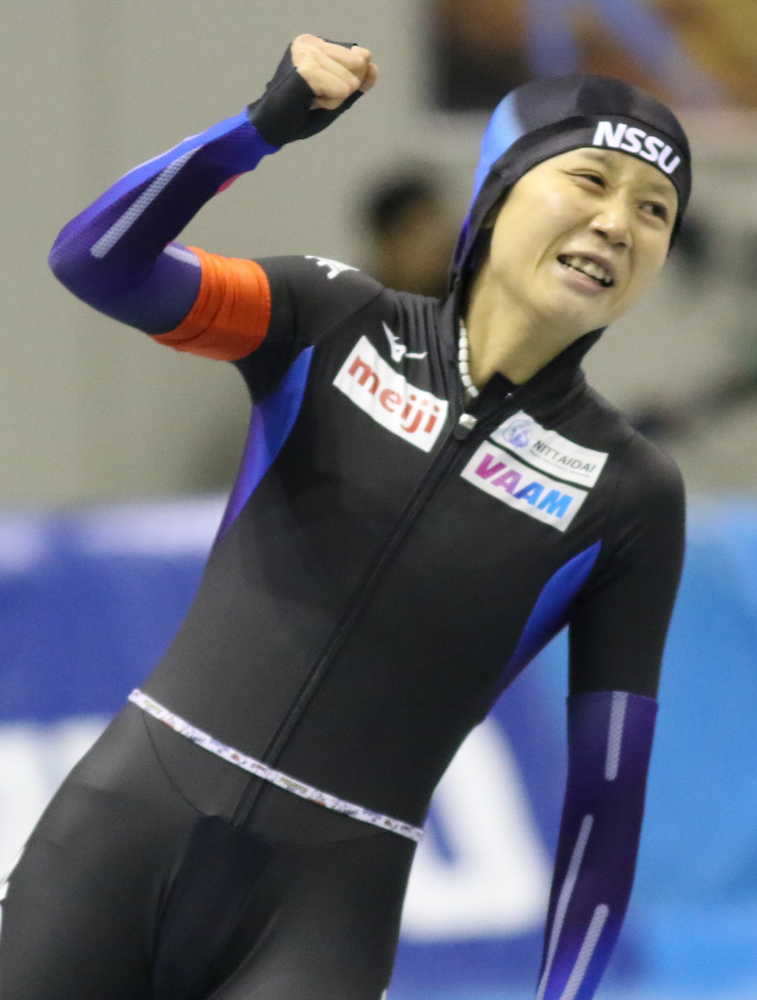 全日本距離別選手権女子１５００メートルで国内最高、大会新の好記録で連覇し、ガッツポーズの高木美帆