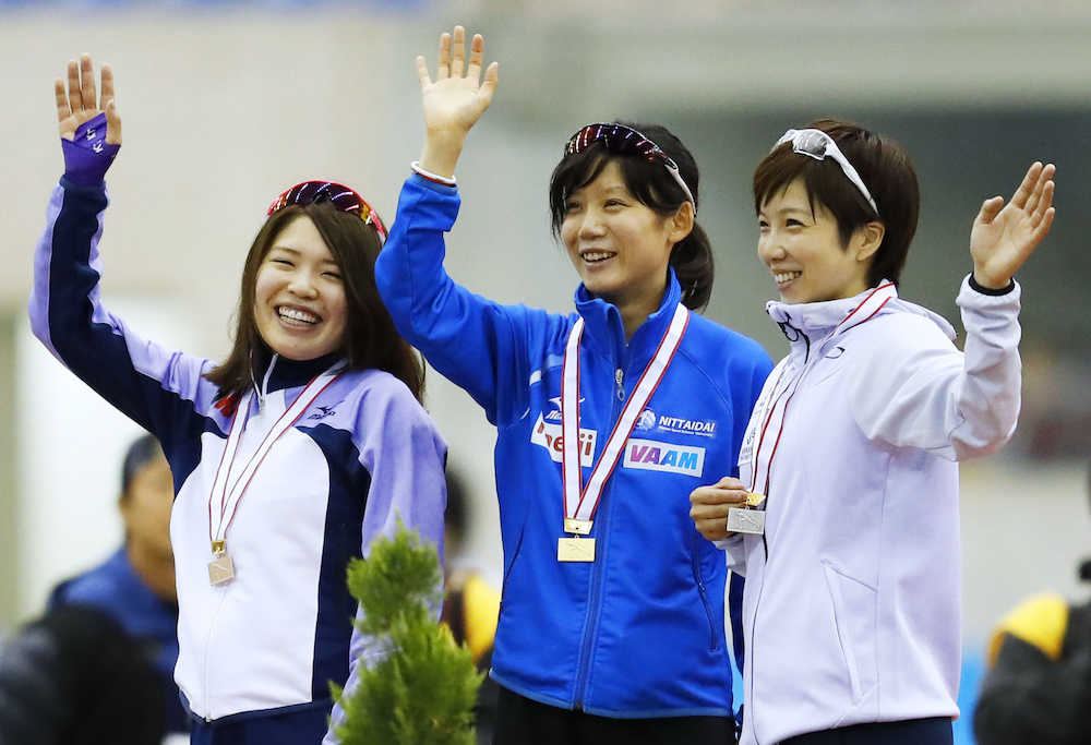 女子１５００メートルの表彰式で笑顔の（左から）３位の佐藤綾乃、優勝した高木美帆、２位の小平奈緒