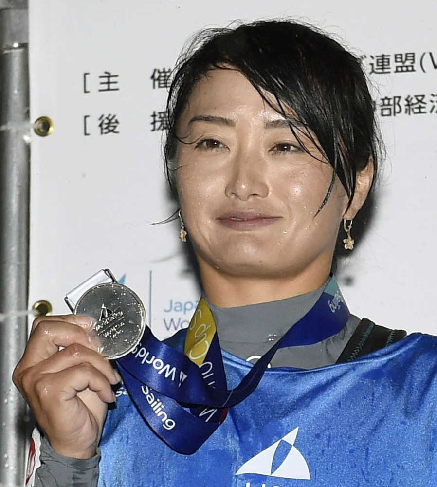 女子ＲＳＸ級で２位となり、表彰台でメダルを手にする大西富士子