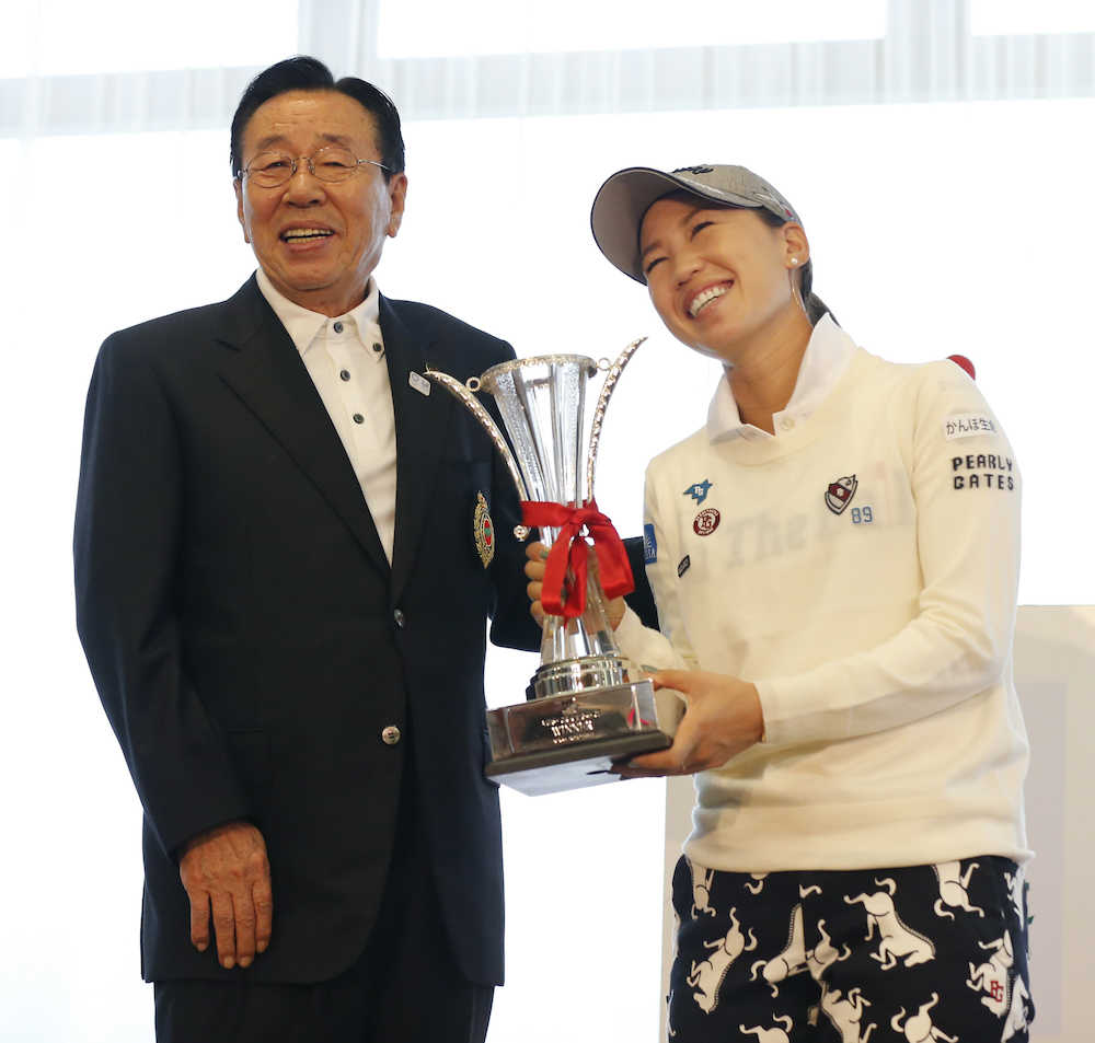 延田久弐生大会名誉会長（左）から優勝杯を贈呈され笑顔の上田
