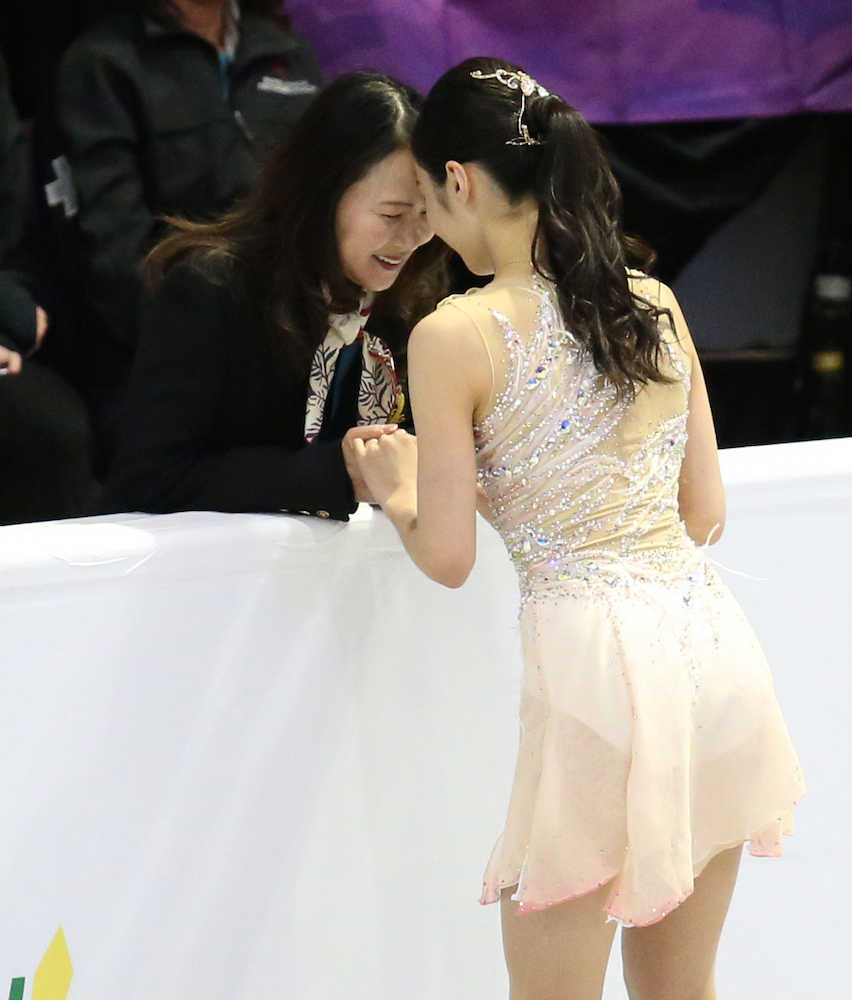 スケートカナダ女子ＳＰ、浜田コーチ（左）とおでこを合わせて演技に向かう本田真凜（撮影・小海途　良幹）