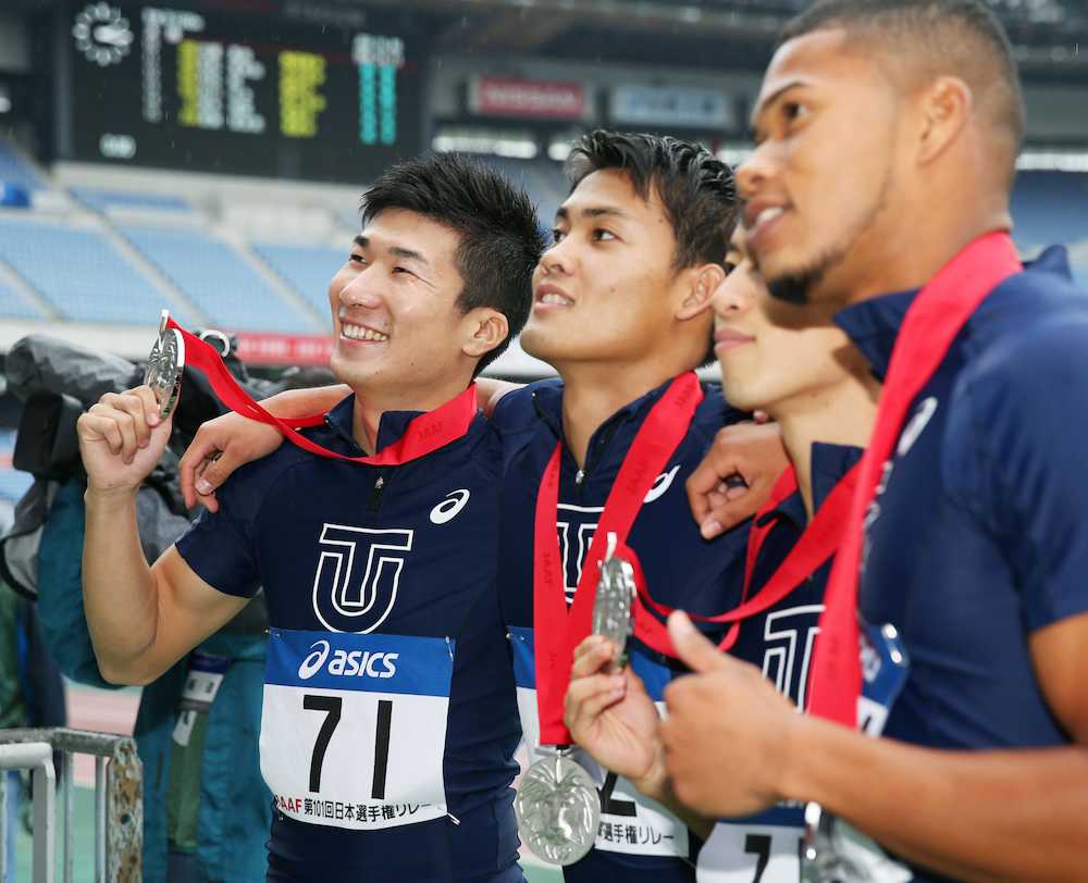　男子４００メートルリレーで２位になり、チームメートと笑顔でメダルを手にする東洋大の桐生祥秀（左端）＝日産スタジアム