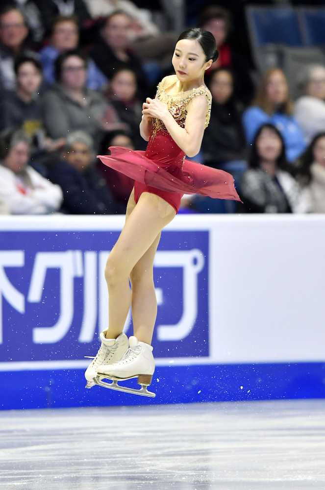 女子フリーでジャンプする本田真凜