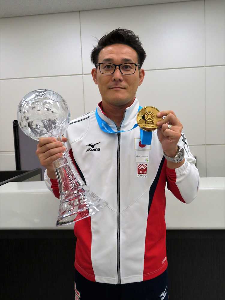 トロフィーとメダルを手にする松田