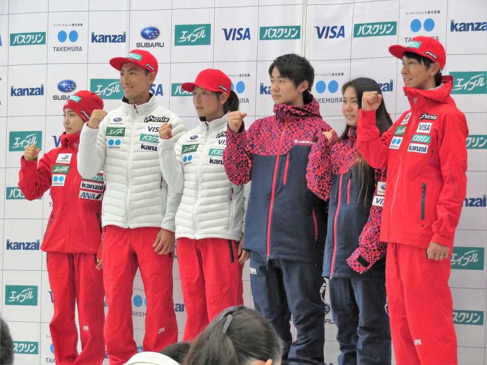 今季の公式ウェアをまとい会見に出席した（左から）高梨、渡部、石田、戸塚、松本、葛西