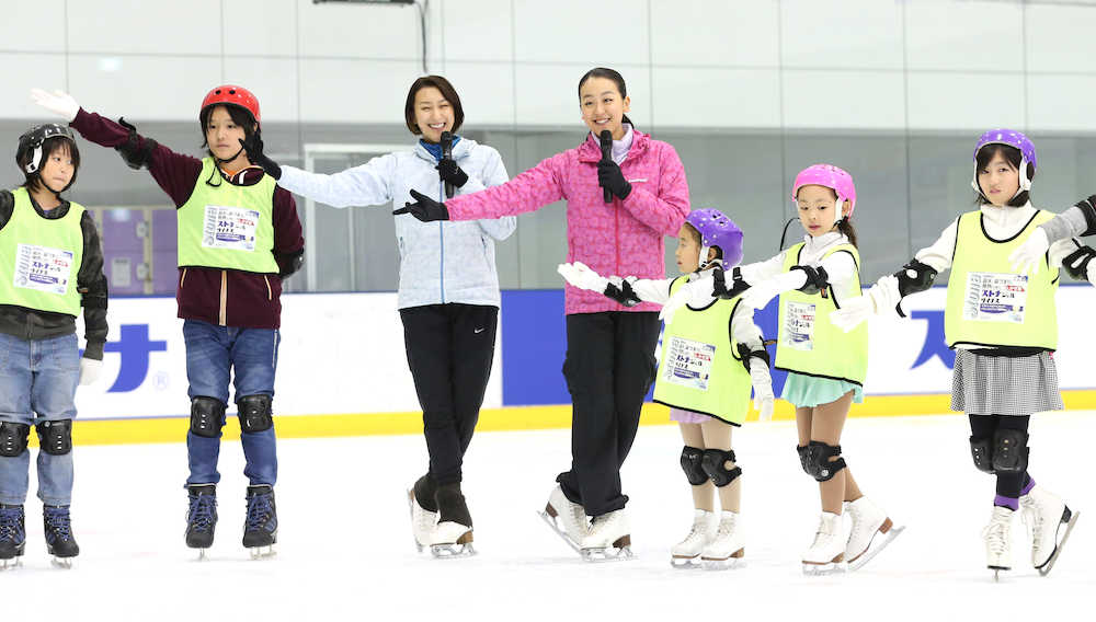 子供たちとポーズを決める浅田真央さん（右から４人目）と舞（同５人目）