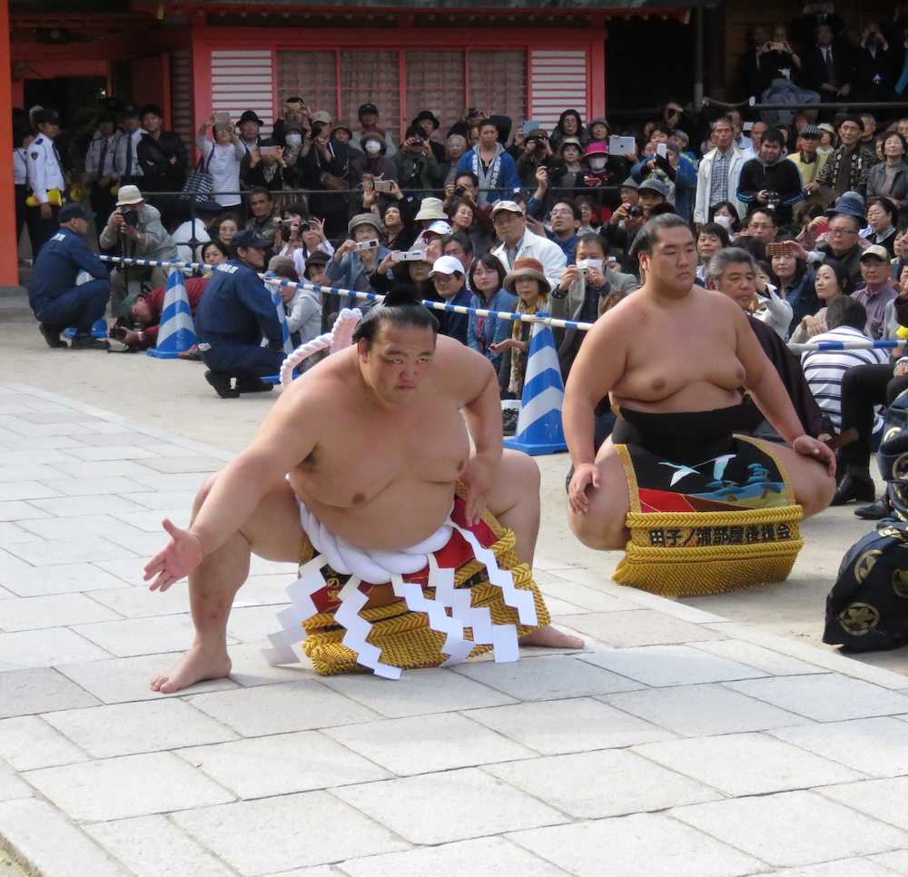 福岡市の住吉神社で雲龍型の横綱土俵を披露した稀勢の里。右は露払いの輝
