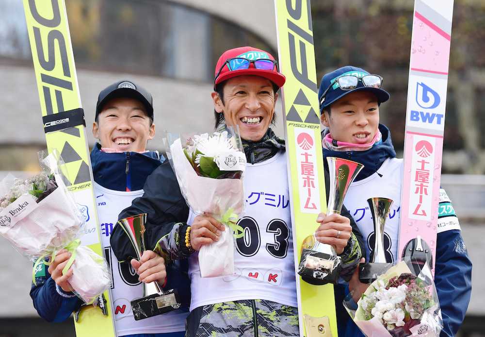 全日本ジャンプ最終日　表彰式で笑顔の（左から）２位の小林潤志郎、優勝した葛西紀明、３位の小林陵侑