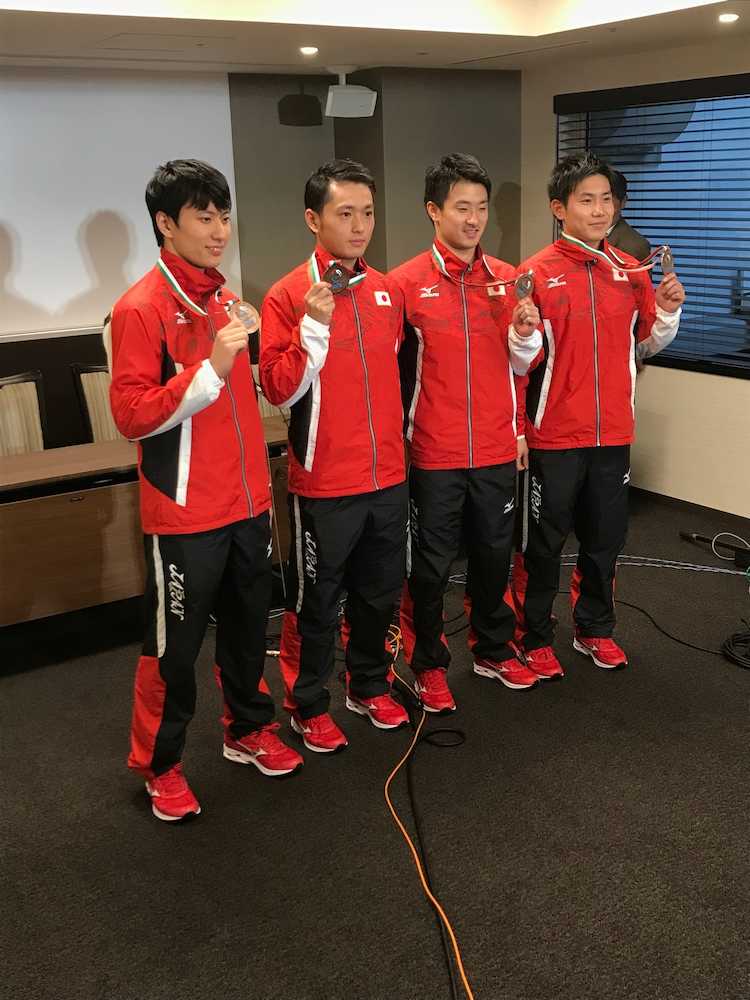 トランポリン世界選手権の男子団体で銅メダルを獲得した棟朝、伊藤、岸、堺（左から）