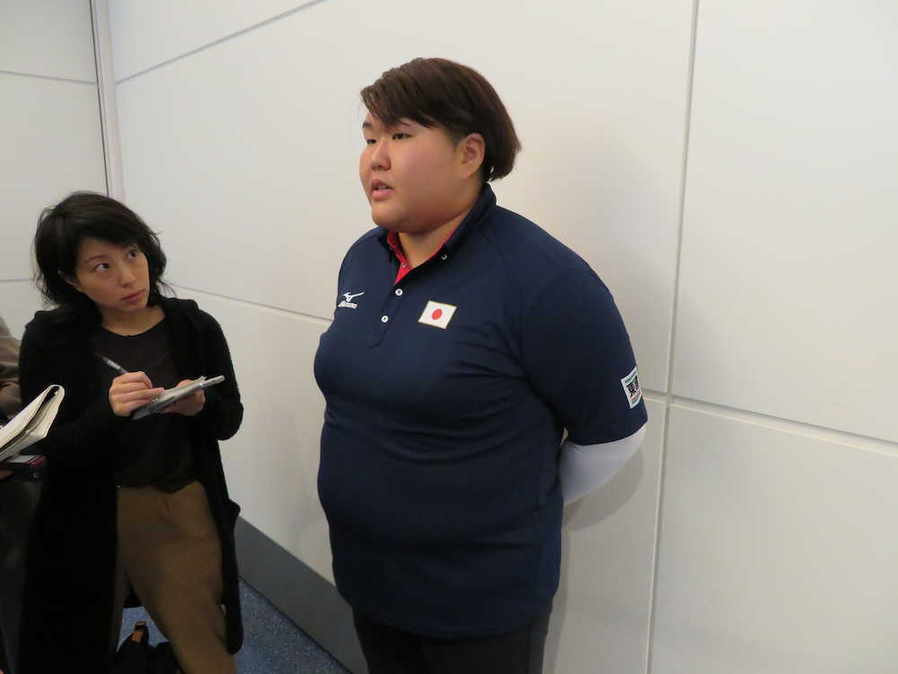 柔道の世界無差別級選手権に優勝し、羽田空港に凱旋帰国した女子７８キロ超級の朝比奈沙羅