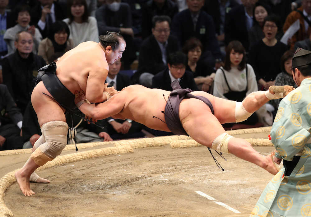 大相撲九州場所４日目　安美錦（左）がはたきこみで妙義龍を破る