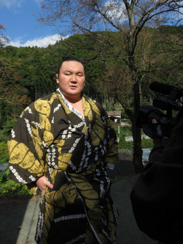 １６日、日馬富士の暴行問題について、宮城野部屋前で証言する白鵬