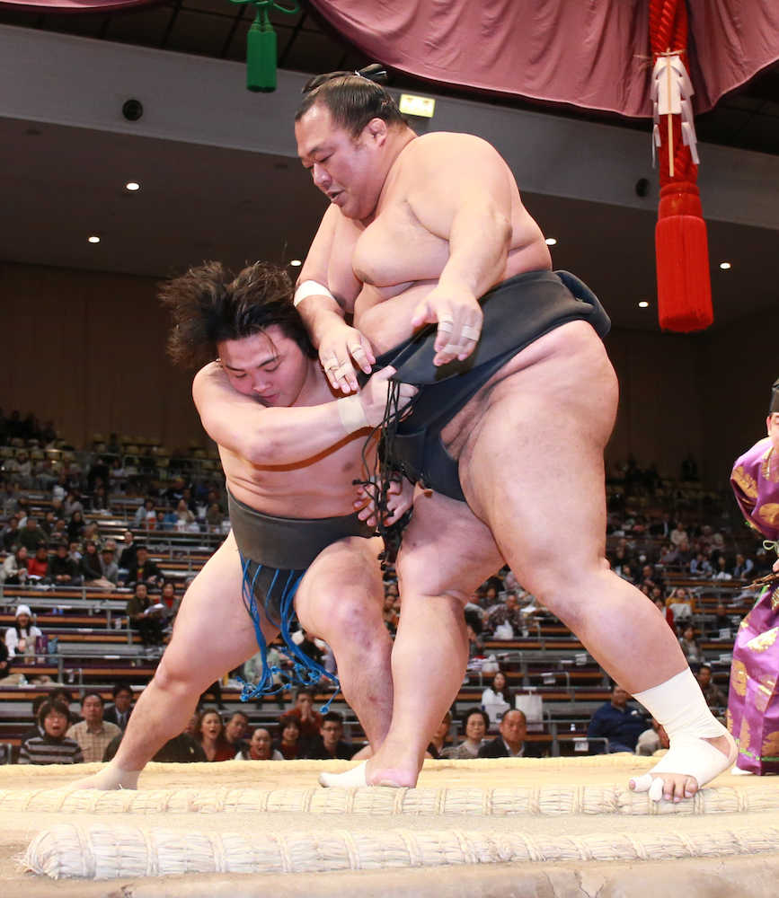＜九州場所８日目＞炎鵬（左）に中に入られ、一方的な相撲で負けた豊ノ島