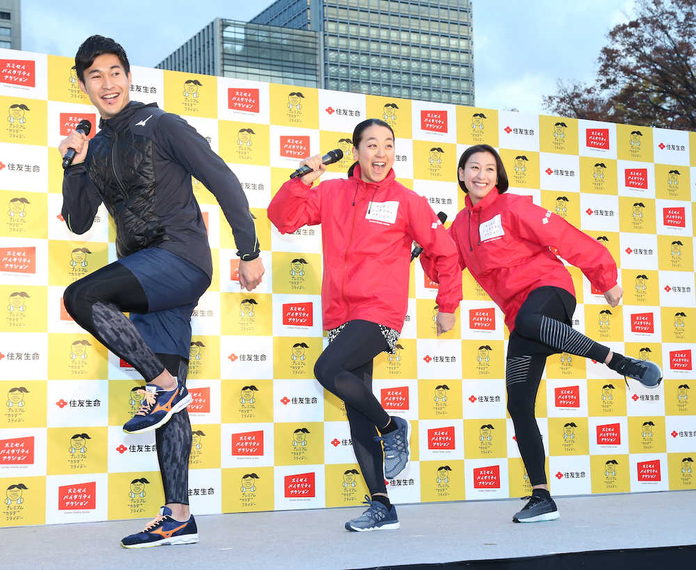 リオ五輪リレー銀メダリストの飯塚翔太、浅田真央さん、舞さんが（左から）がランニングポーズをするも、よろめいてしまう