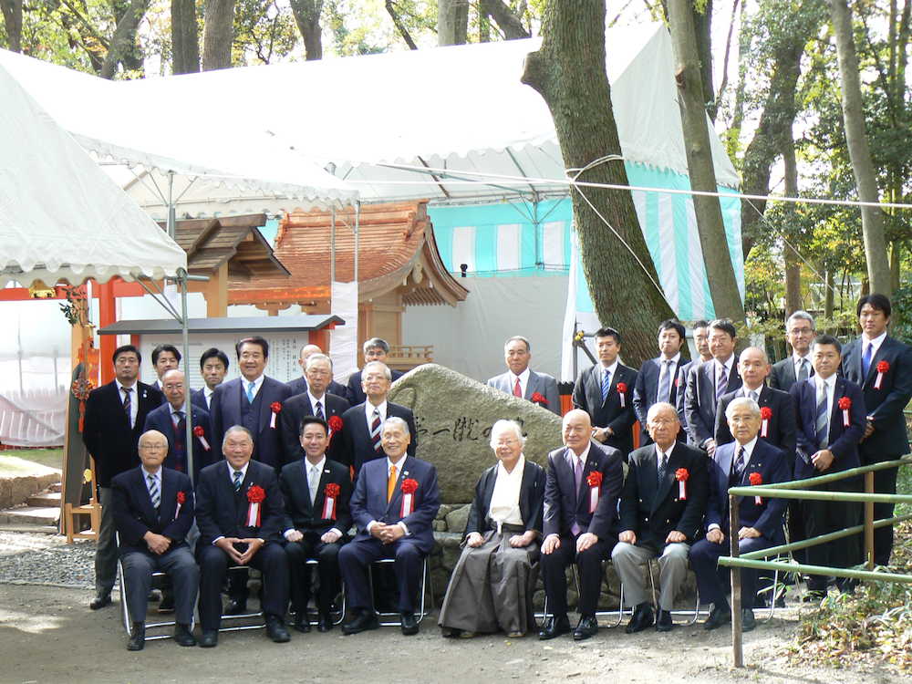 下鴨神社境内での“ラグビー神社”雑太社神社復興奉祝祭に列席した日本ラグビー協会・森喜朗名誉会長（前列左から４番目）