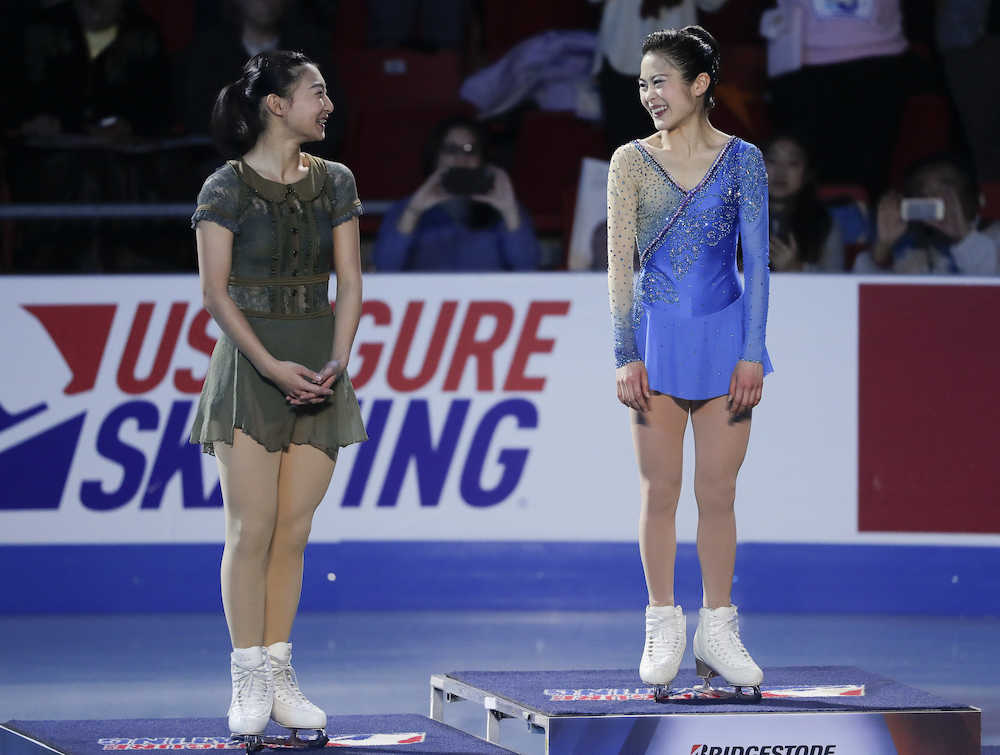 スケートアメリカ女子で優勝した宮原知子（右）は表彰台で２位の坂本花織と笑顔（ＡＰ）