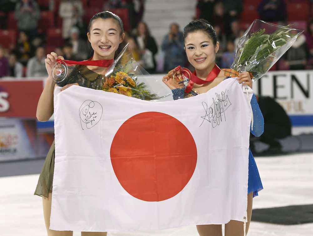 スケートアメリカの女子で優勝し日の丸を掲げる宮原知子（右）と２位の坂本花織（共同）