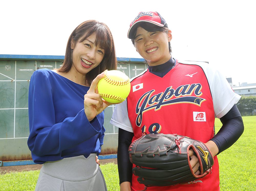 ソフトボール日本代表・勝股美咲（右）にボールの握り方を習う加藤綾子アナ