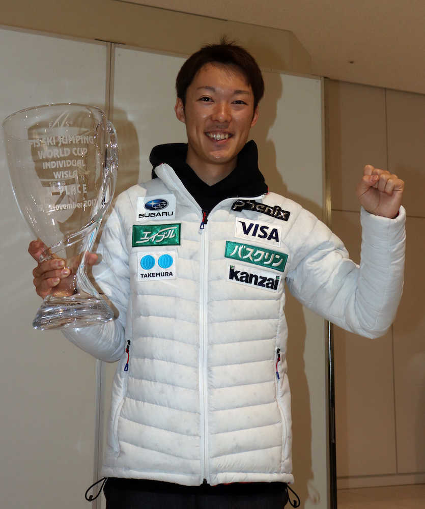 Ｗ杯優勝カップを手に笑顔で新千歳空港に到着した小林潤志郎