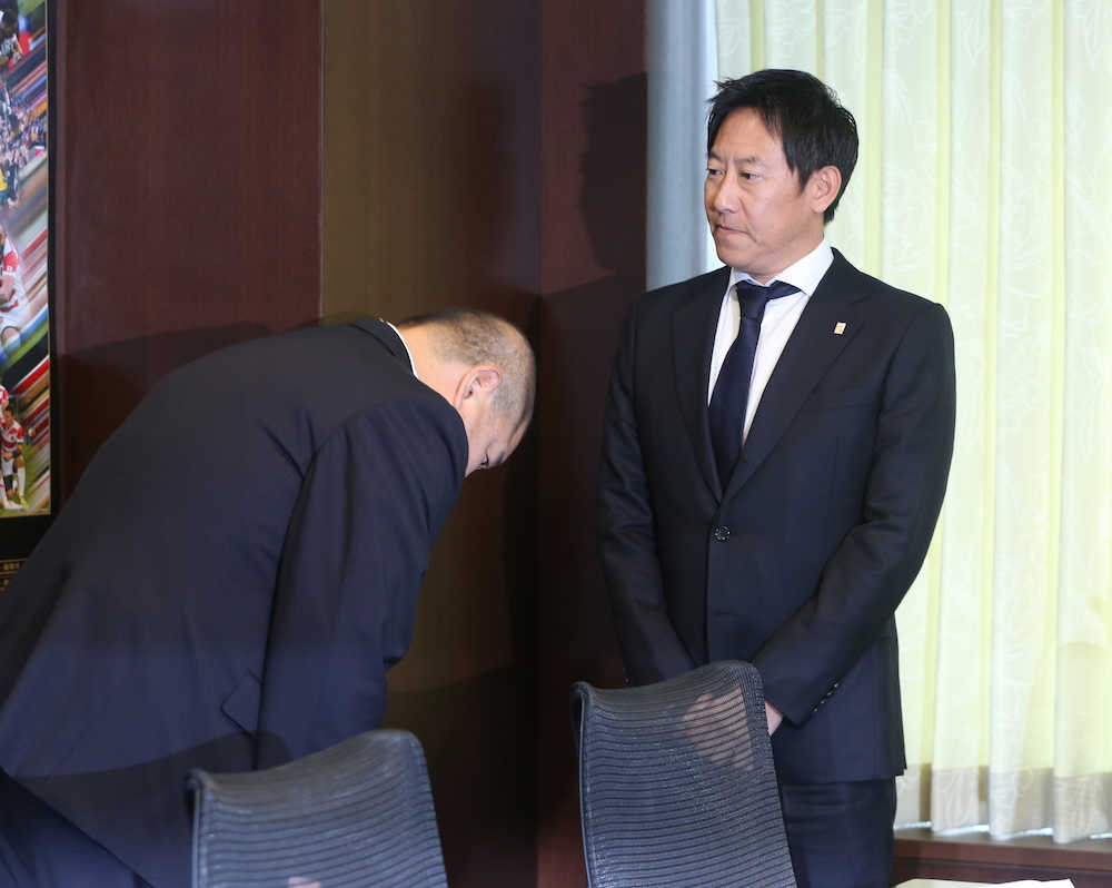 スポーツ庁を訪れ鈴木長官（右）に深々と頭を下げる八角理事長